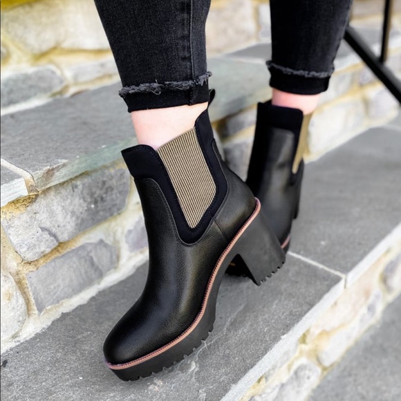 NWT Chelsea Boots - Picture 2 of 3